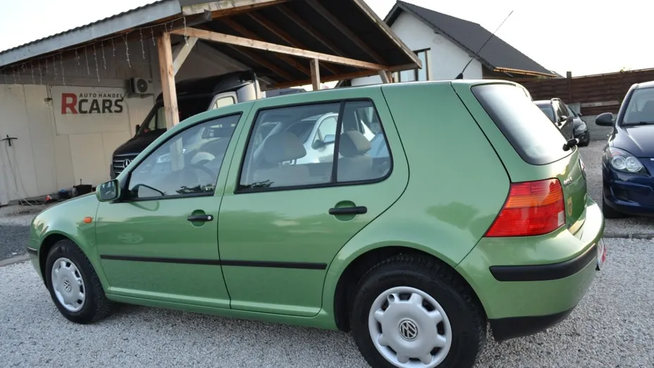 VOLKSWAGEN Golf -