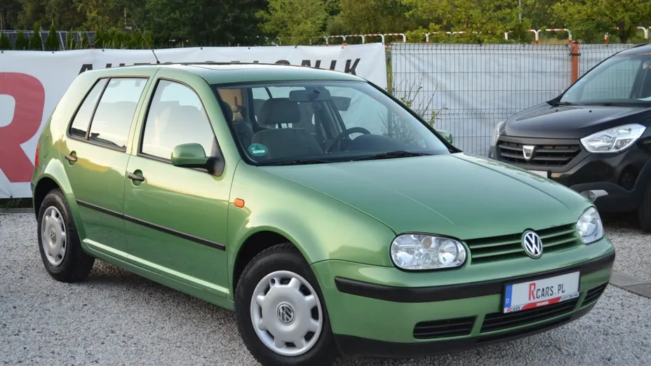 VOLKSWAGEN Golf -