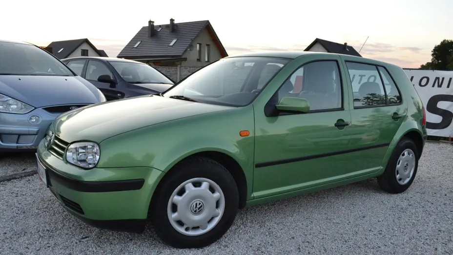 VOLKSWAGEN Golf -