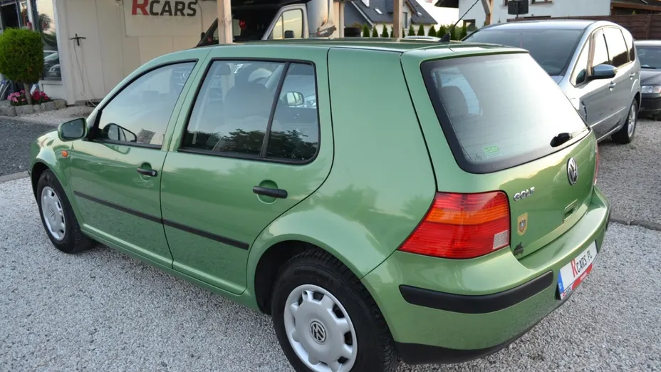 VOLKSWAGEN Golf -