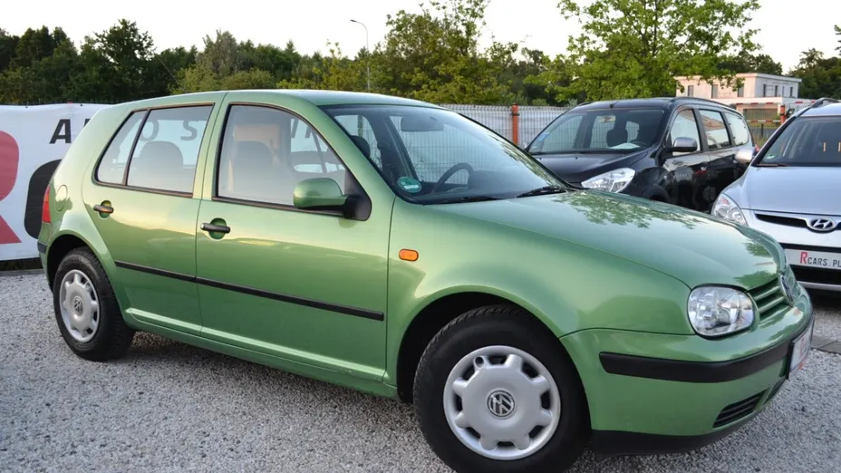 VOLKSWAGEN Golf -