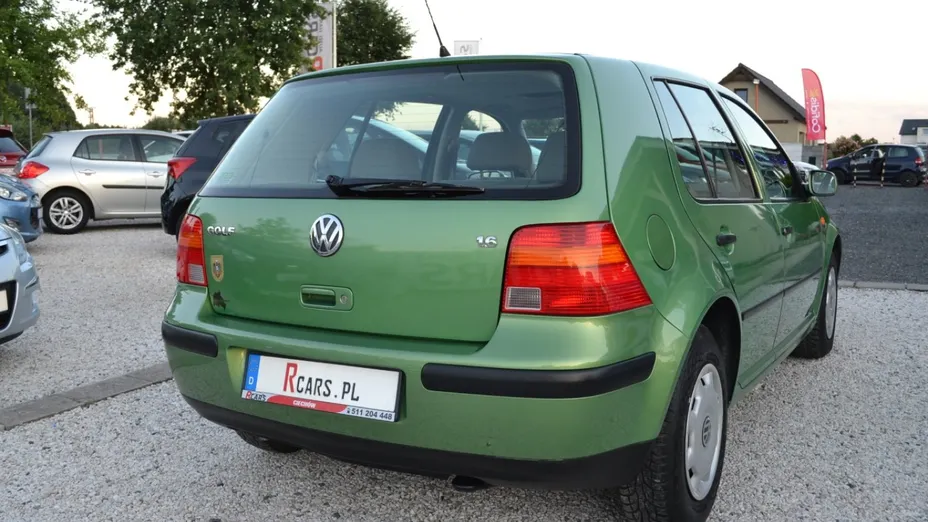 VOLKSWAGEN Golf -