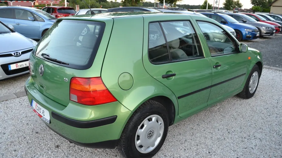 VOLKSWAGEN Golf -