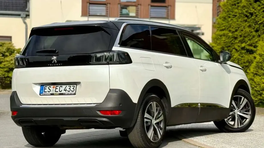PEUGEOT 5008 -