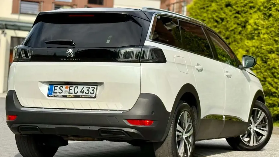 PEUGEOT 5008 -