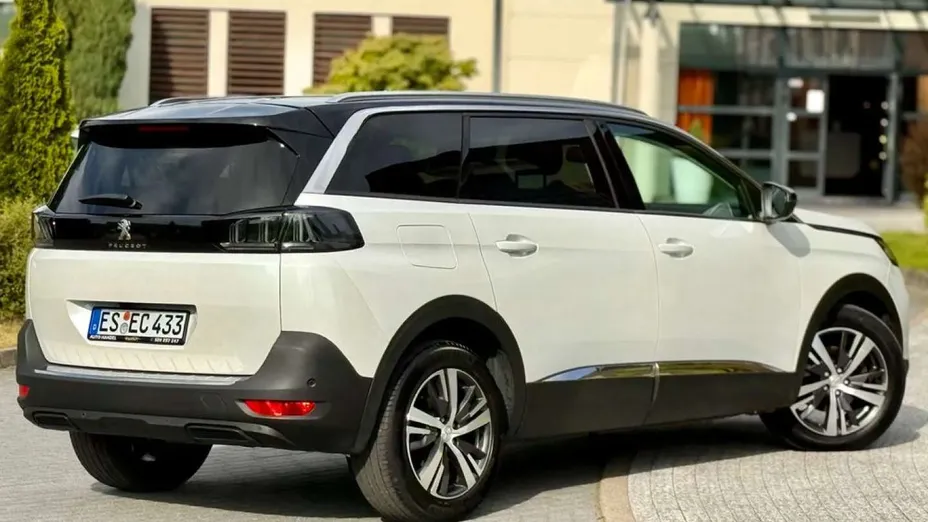 PEUGEOT 5008 -