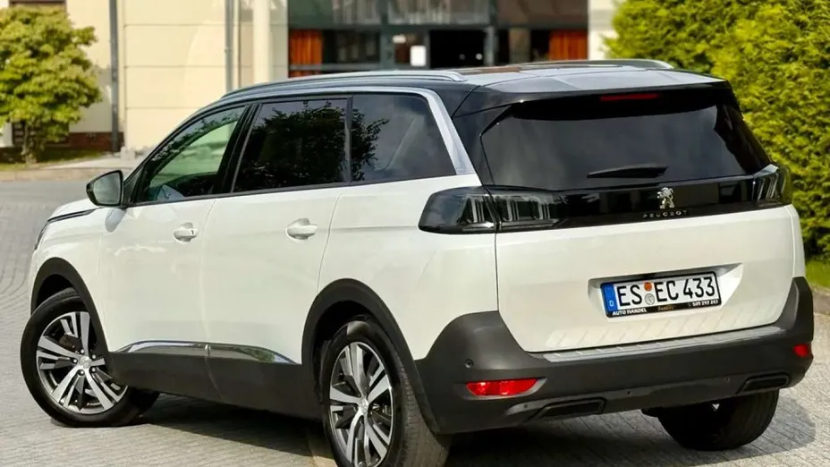 PEUGEOT 5008 -