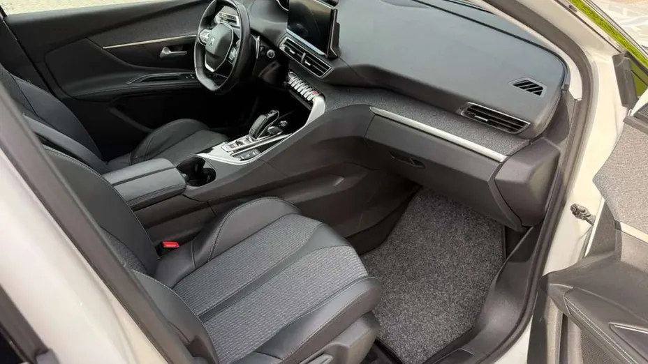 PEUGEOT 5008 -