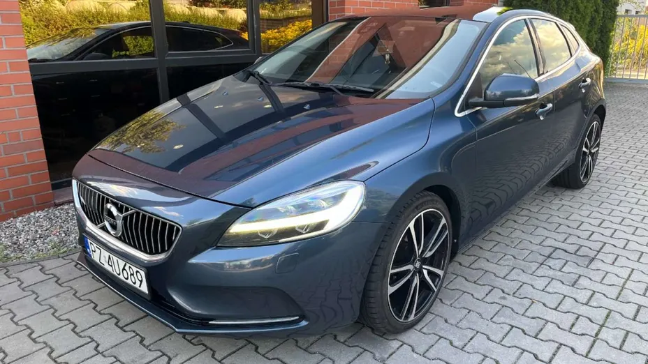 VOLVO V40 -