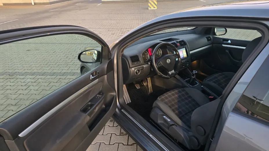 VOLKSWAGEN Golf -