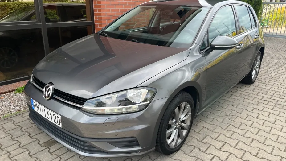 VOLKSWAGEN Golf -