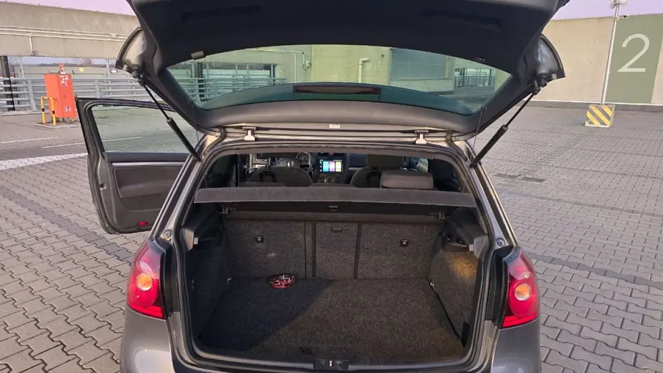VOLKSWAGEN Golf -