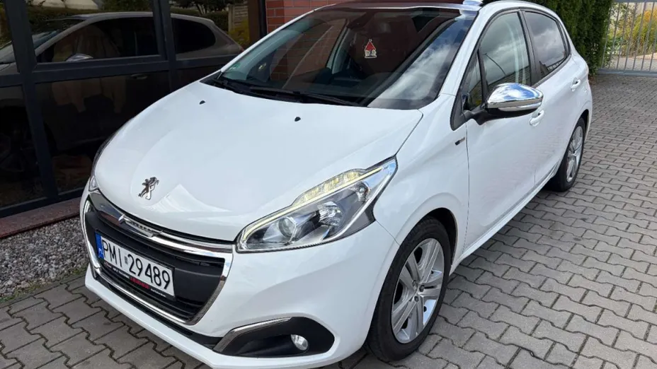 PEUGEOT 208 -