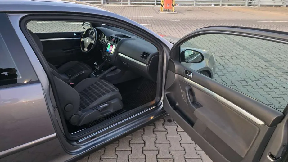 VOLKSWAGEN Golf -