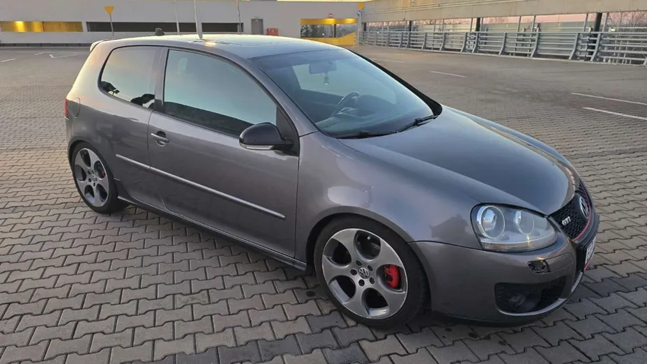 VOLKSWAGEN Golf -