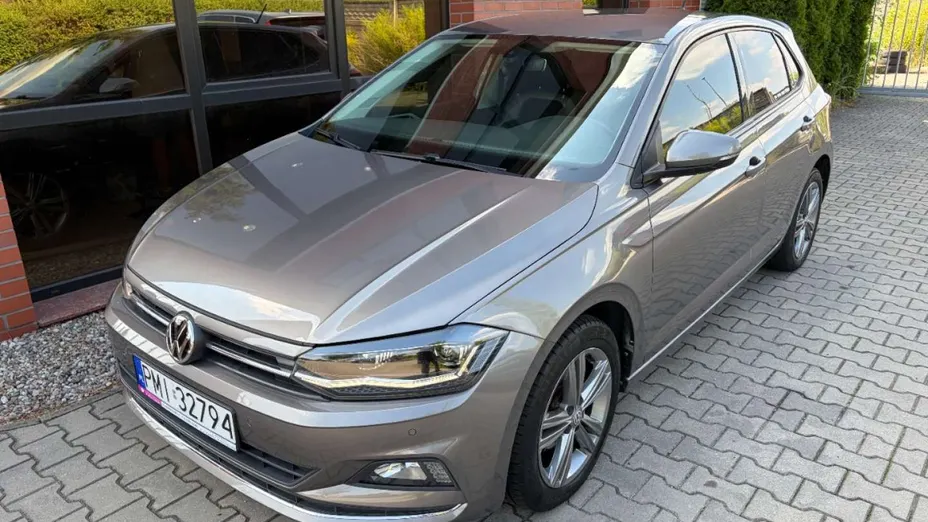 VOLKSWAGEN Polo -
