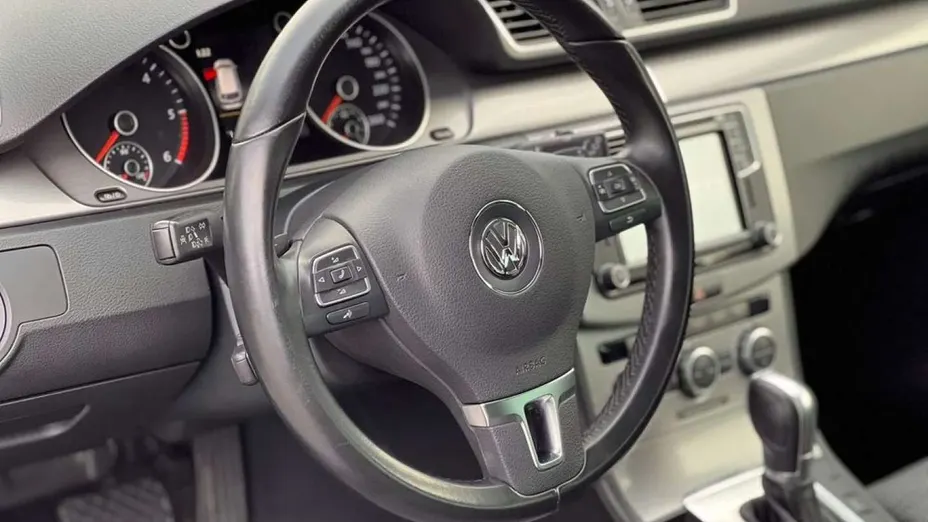 VOLKSWAGEN Passat -