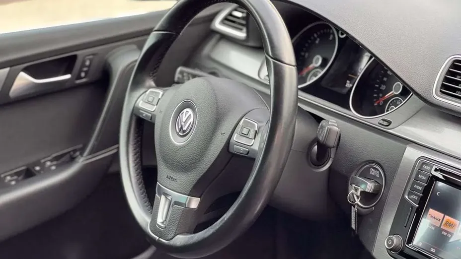 VOLKSWAGEN Passat -