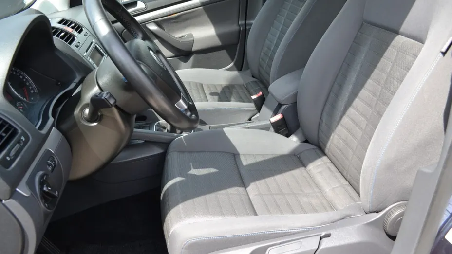 VOLKSWAGEN Golf -