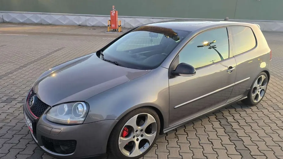 VOLKSWAGEN Golf -