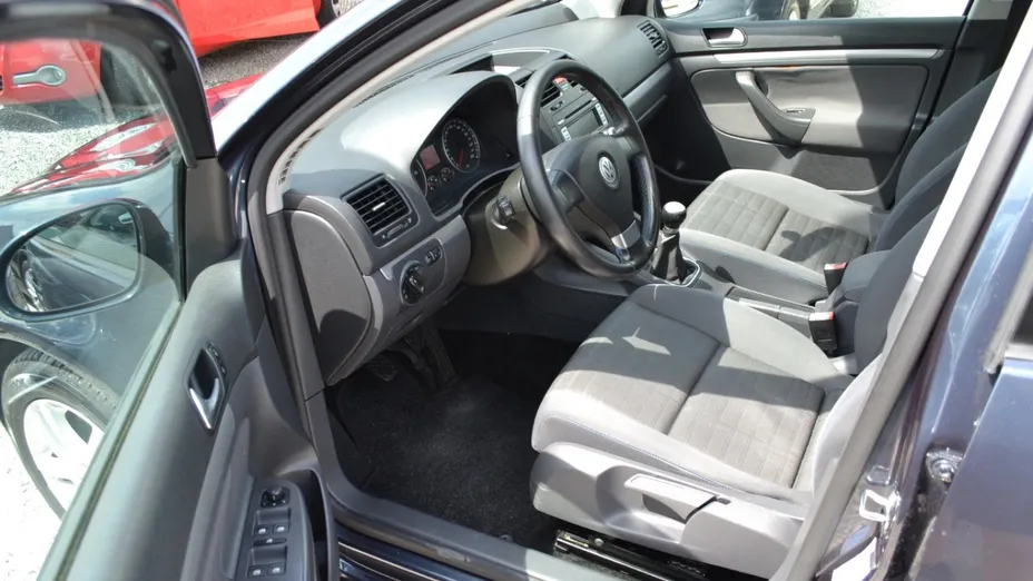 VOLKSWAGEN Golf -