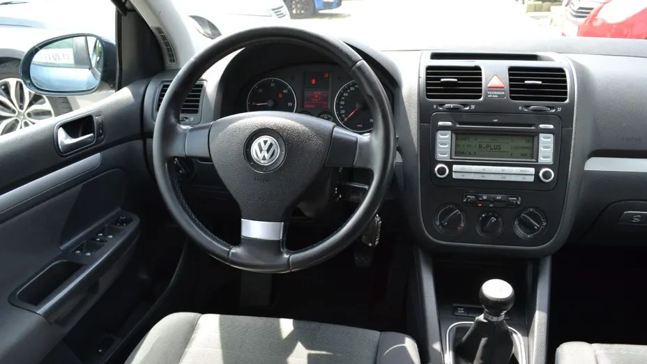 VOLKSWAGEN Golf -