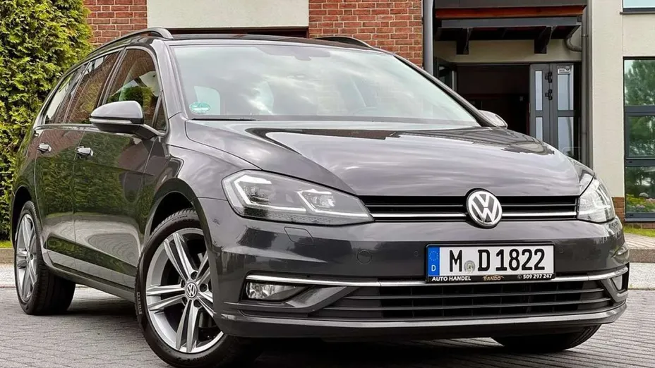 VOLKSWAGEN Golf -