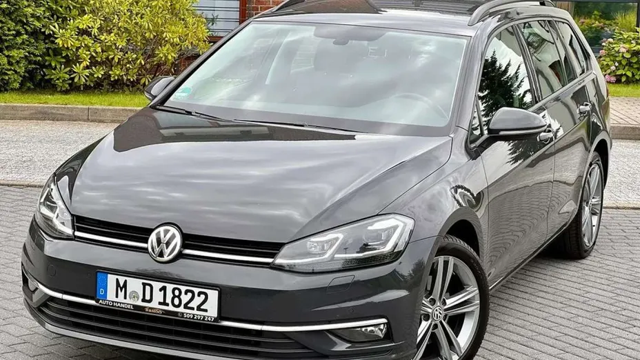 VOLKSWAGEN Golf -