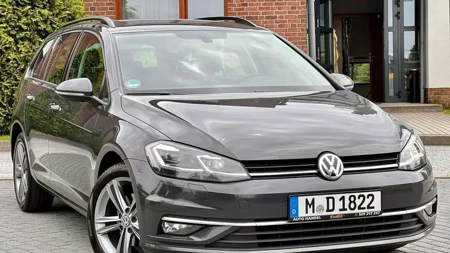VOLKSWAGEN Golf -