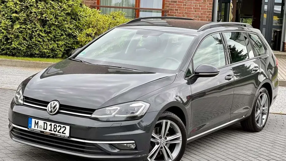VOLKSWAGEN Golf -