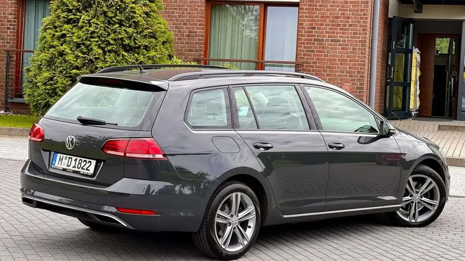 VOLKSWAGEN Golf -