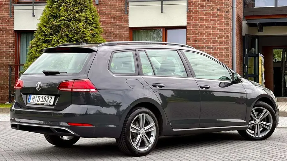VOLKSWAGEN Golf -