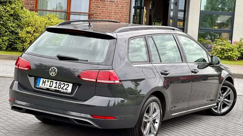 VOLKSWAGEN Golf -