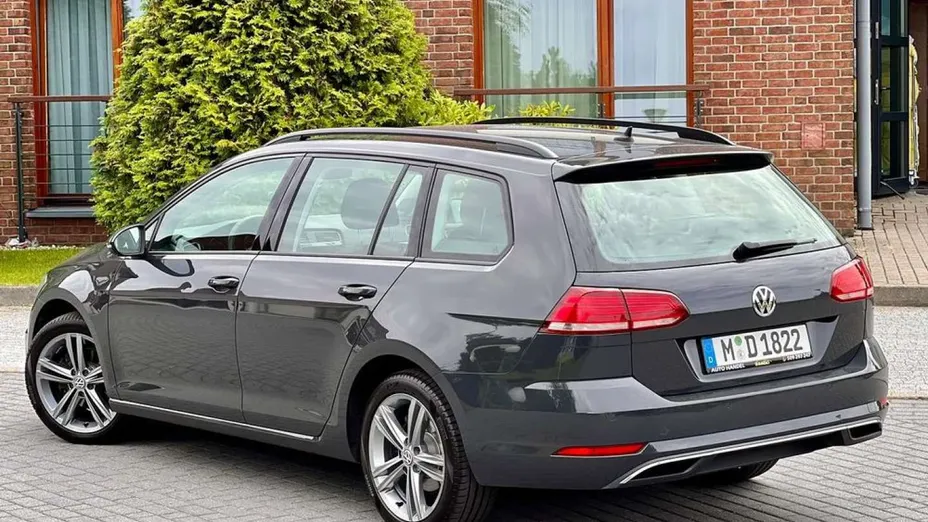VOLKSWAGEN Golf -