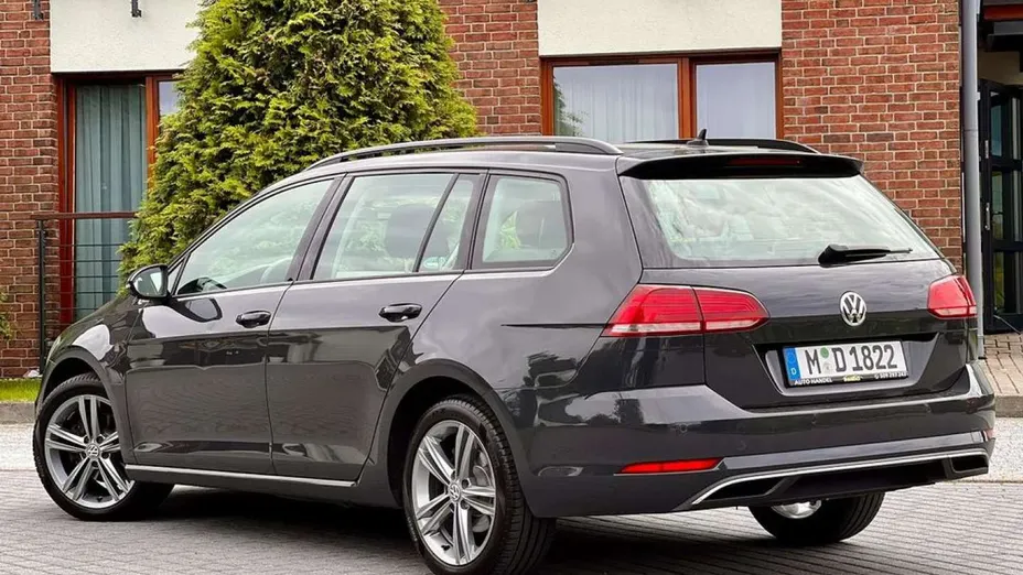 VOLKSWAGEN Golf -