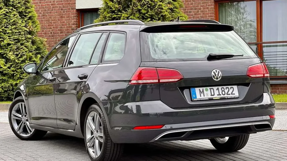 VOLKSWAGEN Golf -