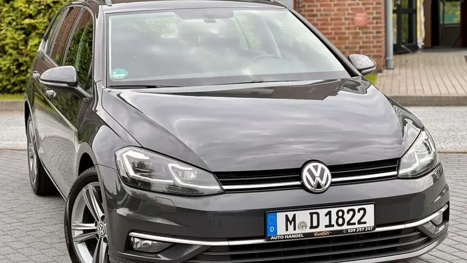 VOLKSWAGEN Golf -