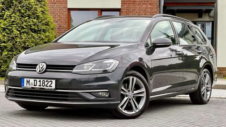 VOLKSWAGEN Golf -