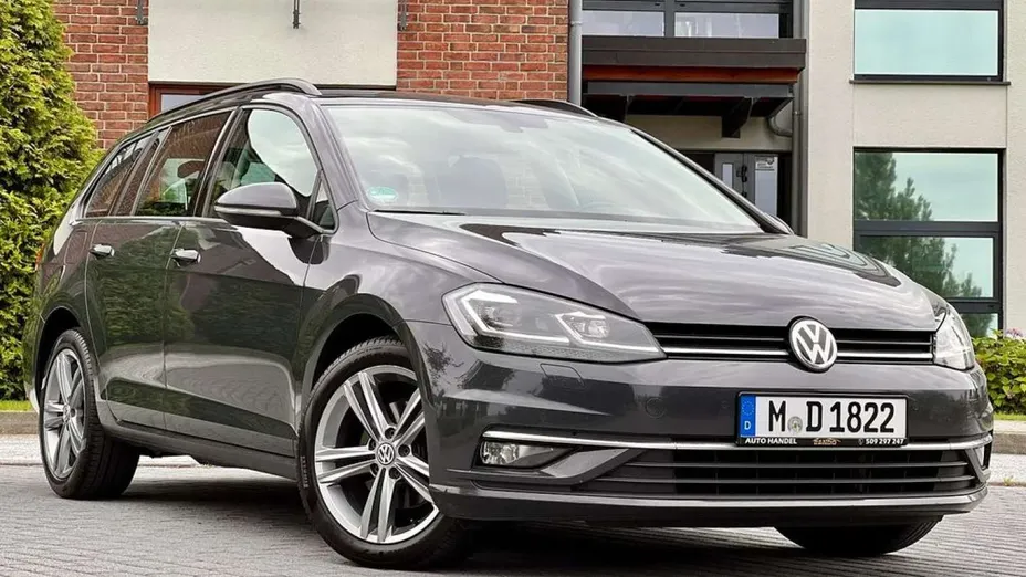 VOLKSWAGEN Golf -