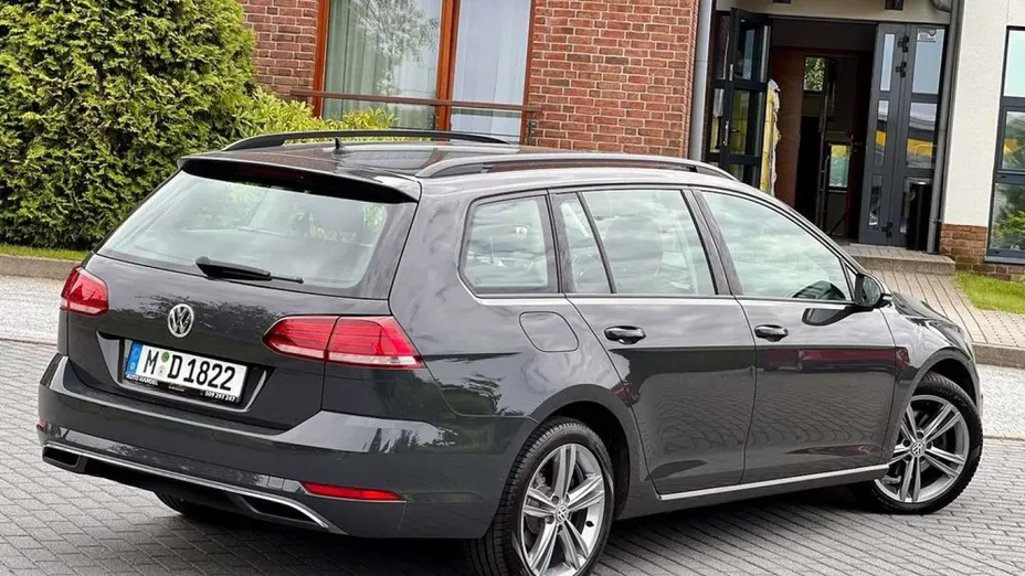 VOLKSWAGEN Golf -