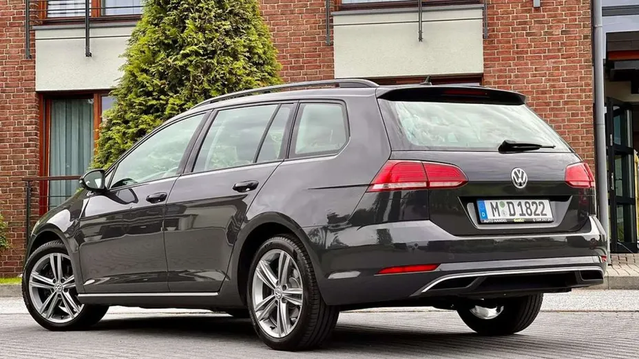 VOLKSWAGEN Golf -