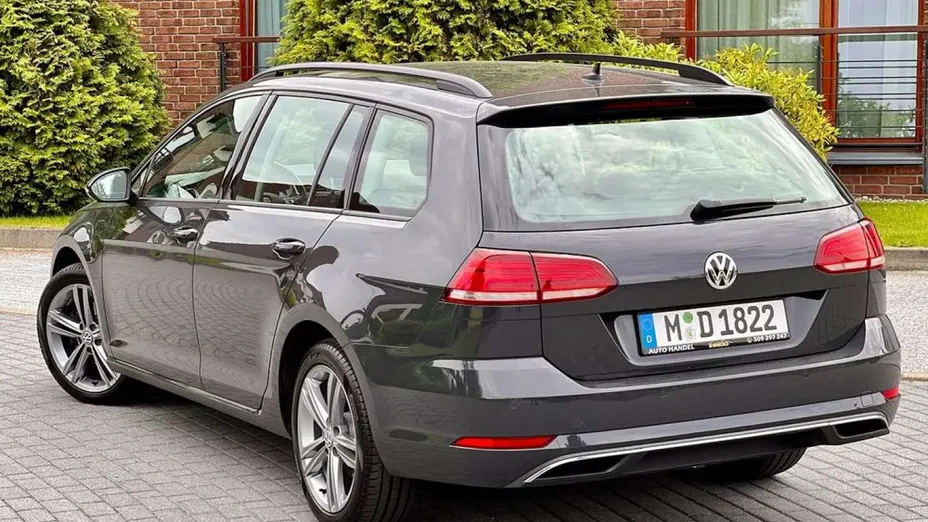 VOLKSWAGEN Golf -