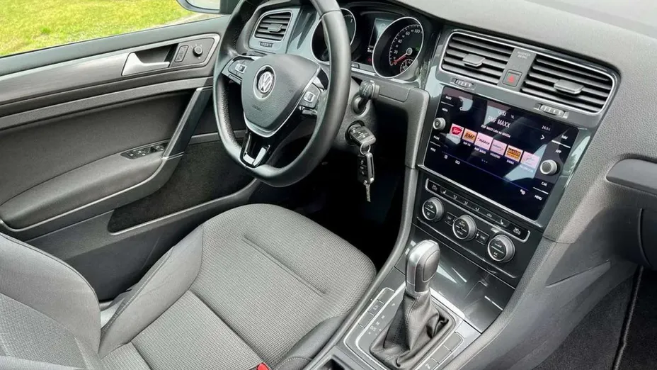 VOLKSWAGEN Golf -