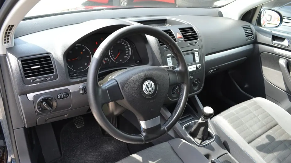 VOLKSWAGEN Golf -
