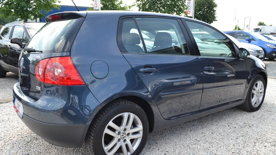 VOLKSWAGEN Golf -