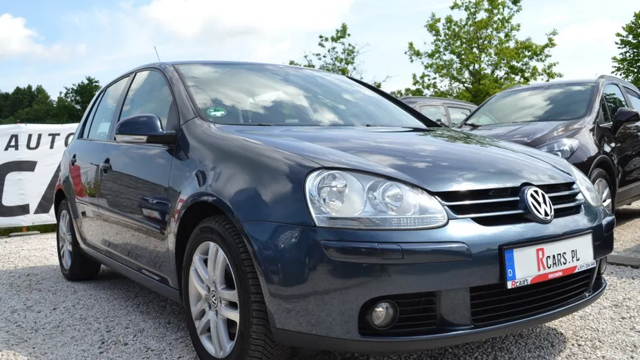 VOLKSWAGEN Golf -