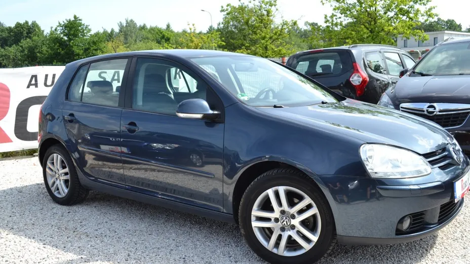 VOLKSWAGEN Golf -