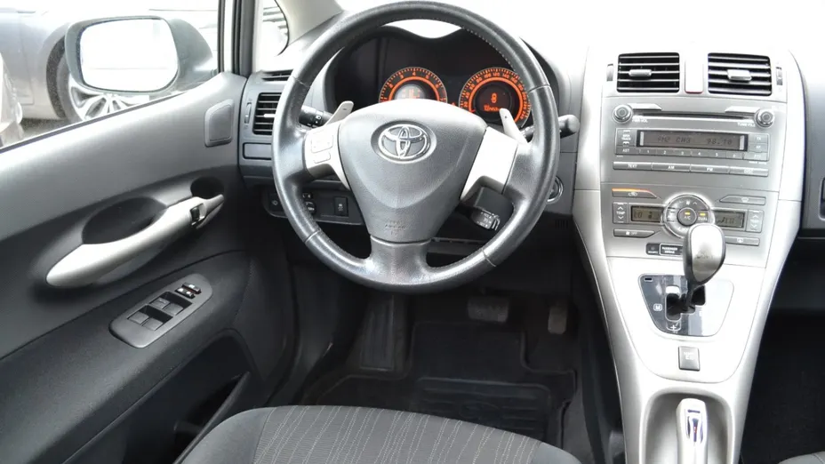 TOYOTA Auris -