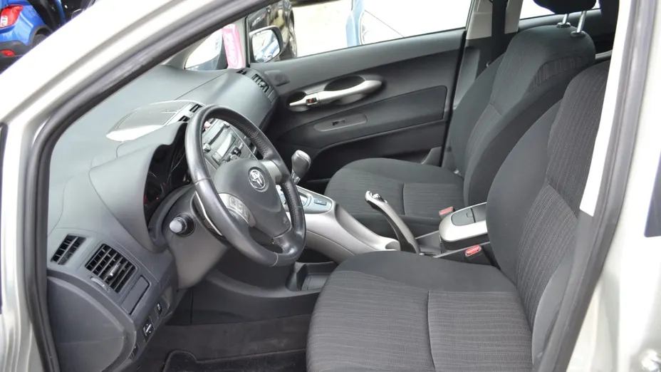 TOYOTA Auris -
