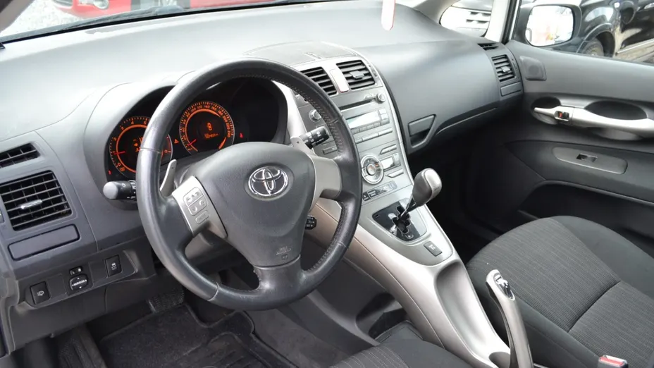 TOYOTA Auris -